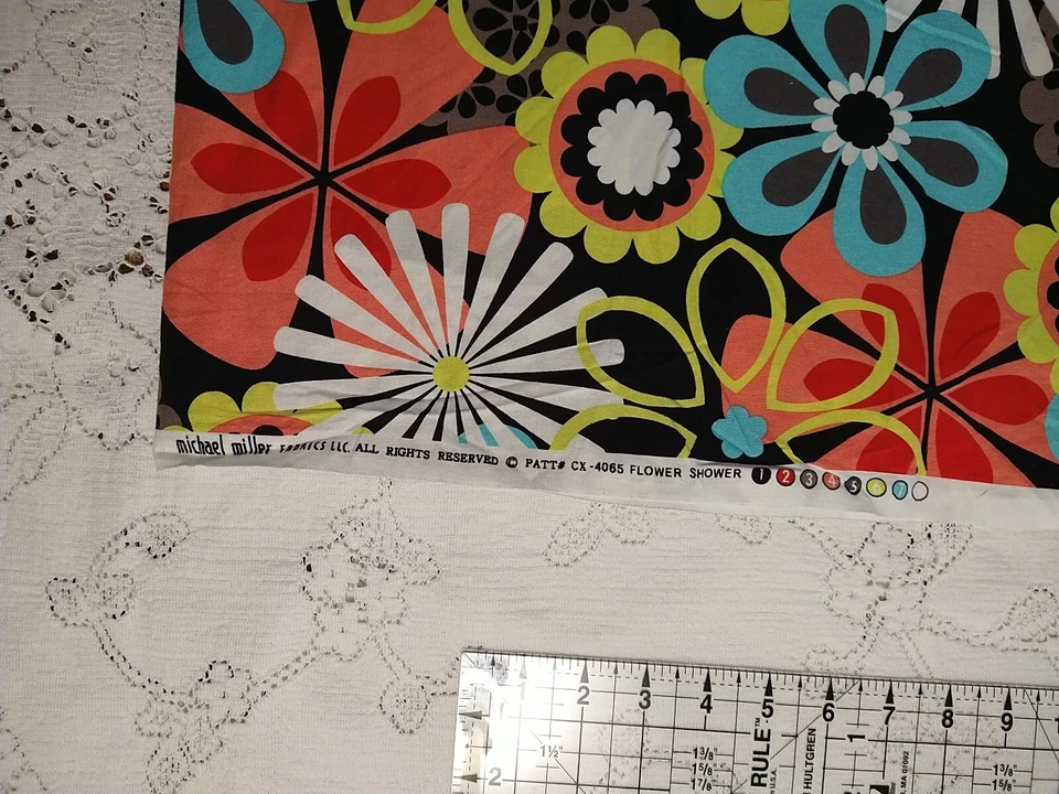 Chuveiro de flores REMNANT Michael Miller 11" x 21" floral ousado brilhante em preto - Imagem 3 de 4