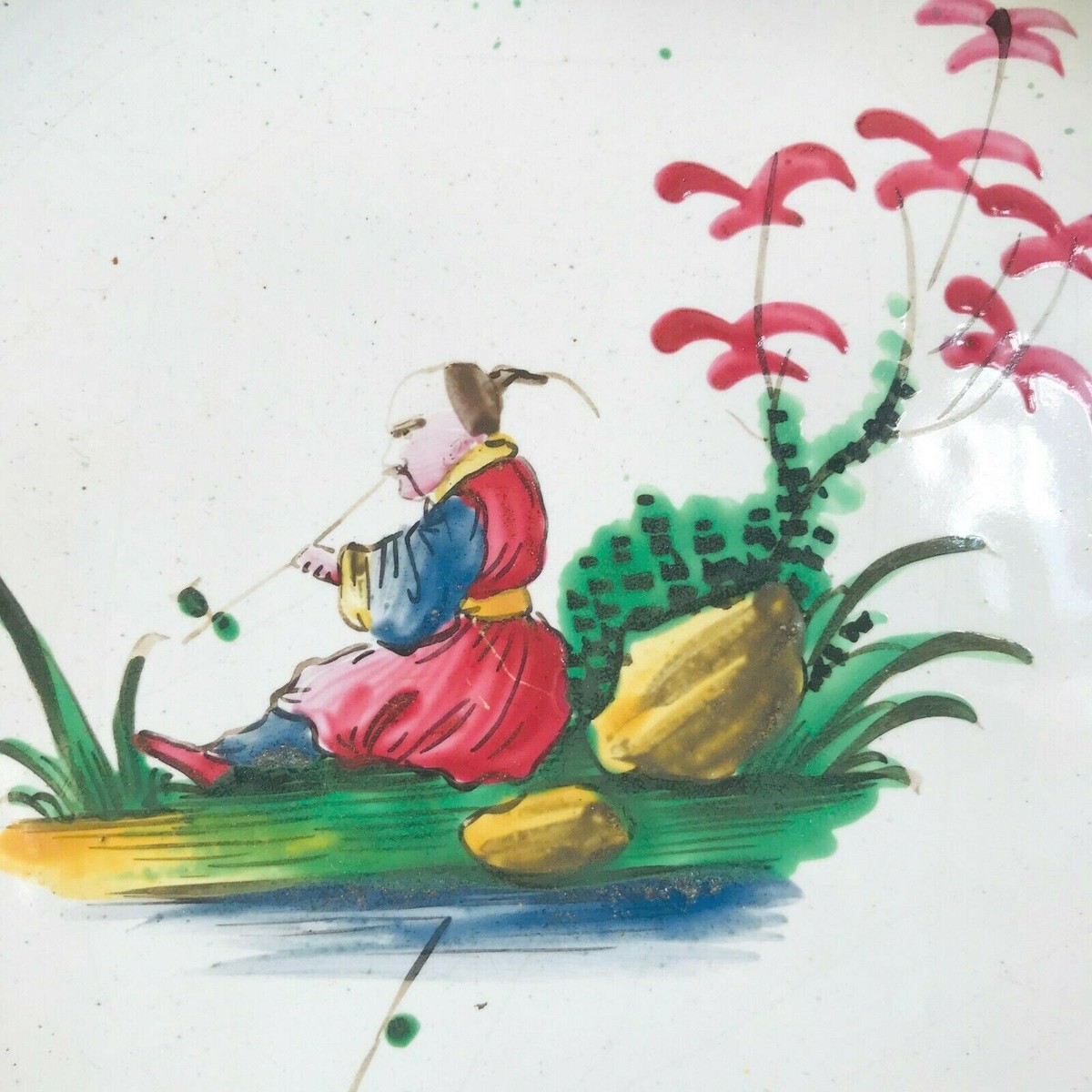 Assiette en faïence polychrome, décor au bassin d'un bouquet à la