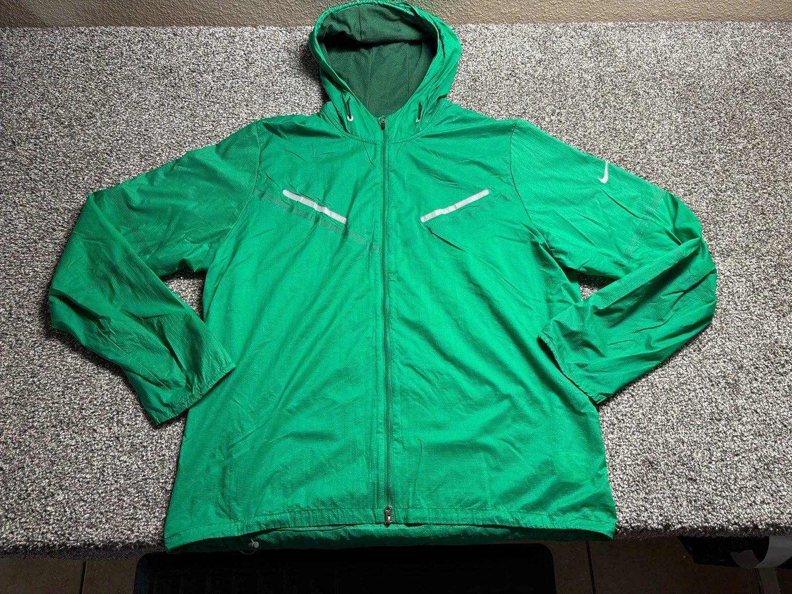 Nike Running Jacket Lightweight Mens XL Green Hooded Breathable Packable 451279
Opens in a new windo