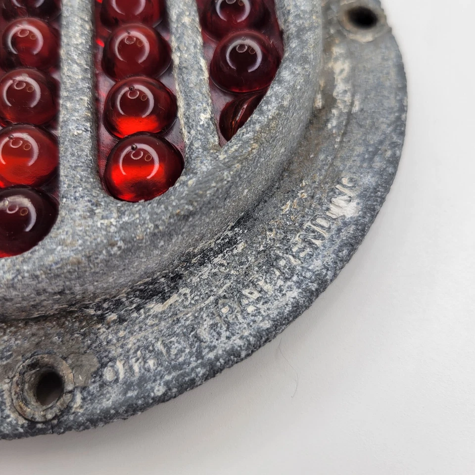 DIETZ CATAPHOTE ROUND RED MARBLED REFLECTOR  VINTAGE SALVAGE CONDITION  - Imagem 4 de 4