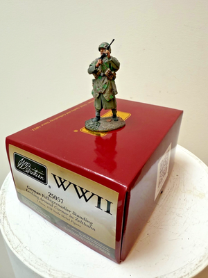 Figurine German Grenadier in Parka Kneeling Firing StG 44 - du