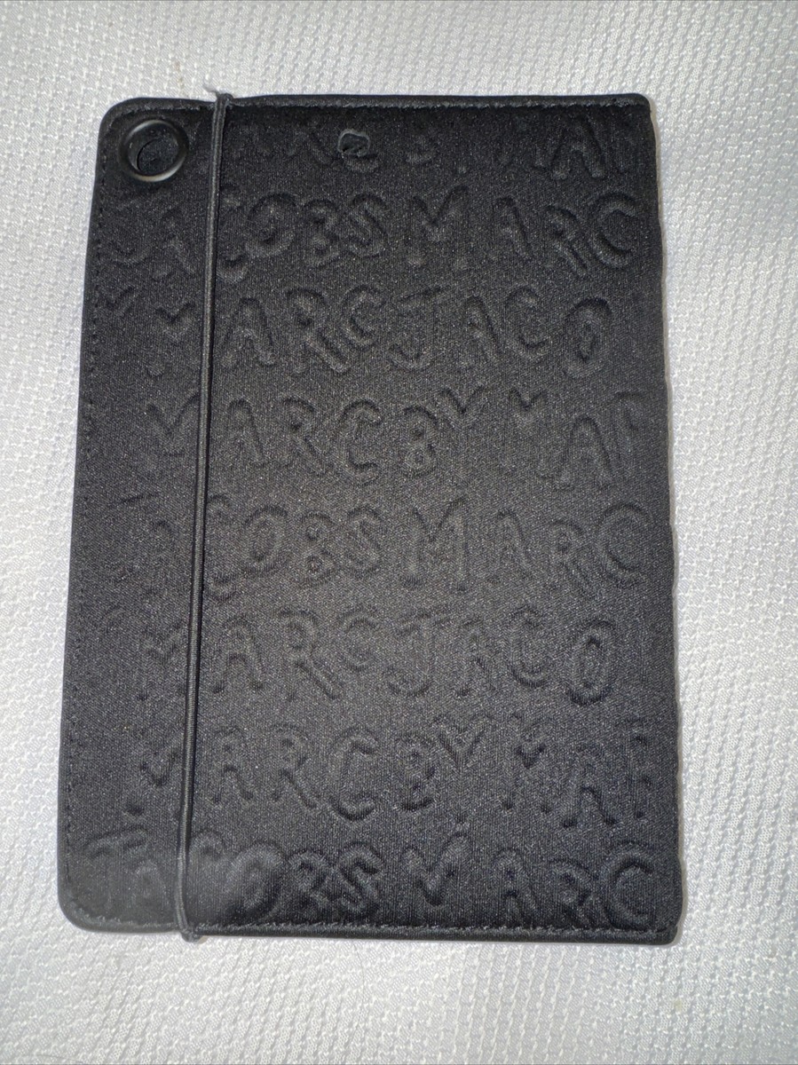 193○ MARC BY MARC JACOBS iPadケース ダークグレー Marc By Marc Jacobs Dreamy Logo Neoprene Tablet Case in Gray