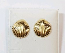 SMALL AND LIGHTWEIGHT 14K YELLOW GOLD SHELL STUD EARRINGS