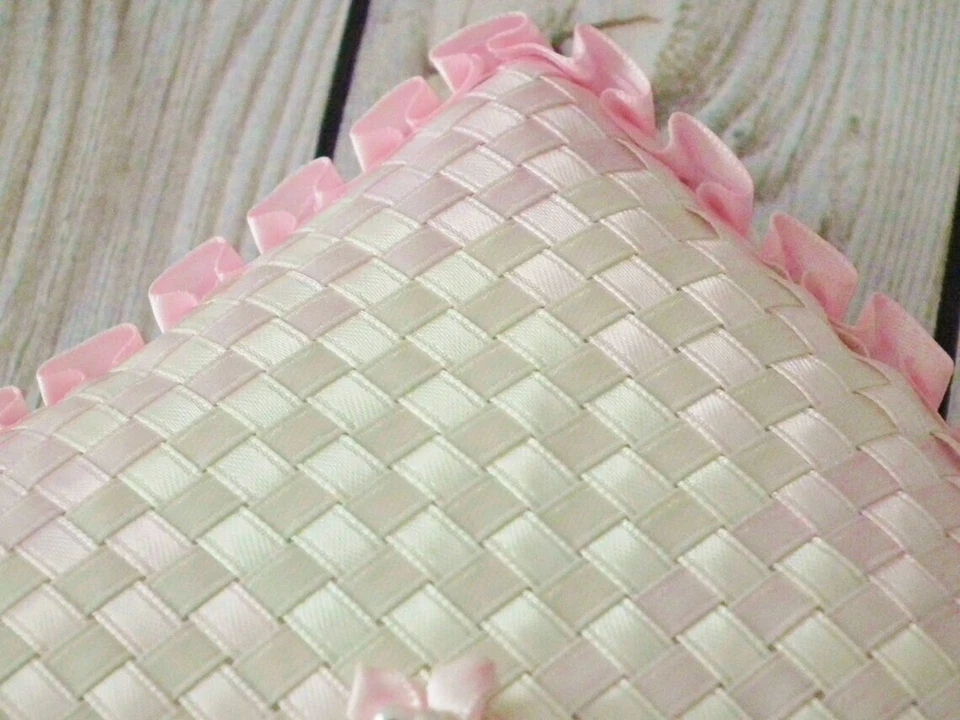 Almohada portadora anillo cinta satinada rosa y marfil Foto 3 de 4
