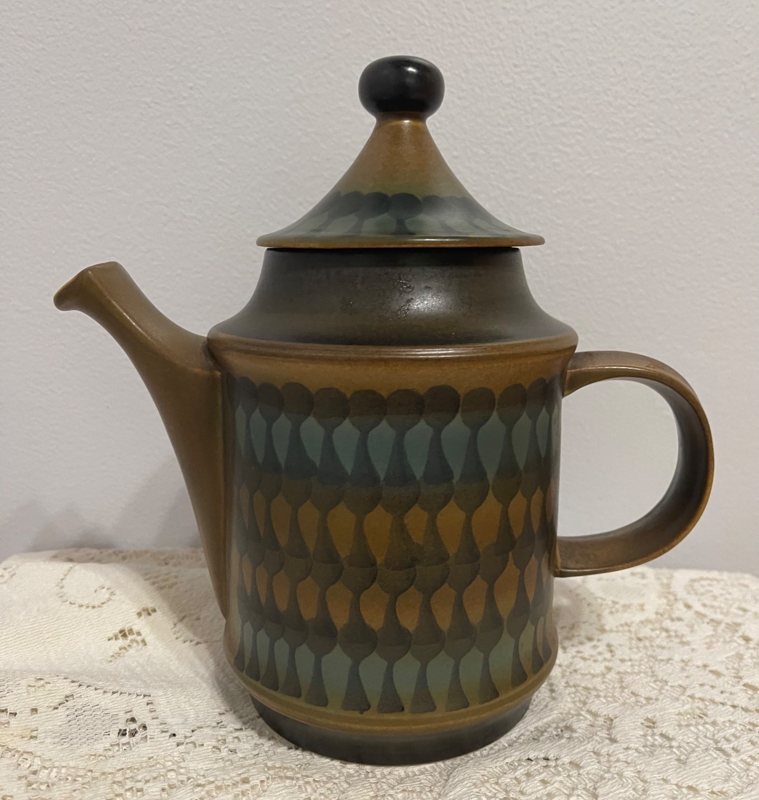 RARE! VINTAGE DISCONTINUED GOEBEL STONEWARE WALLIS PATTERN TEAPOT WITH LID