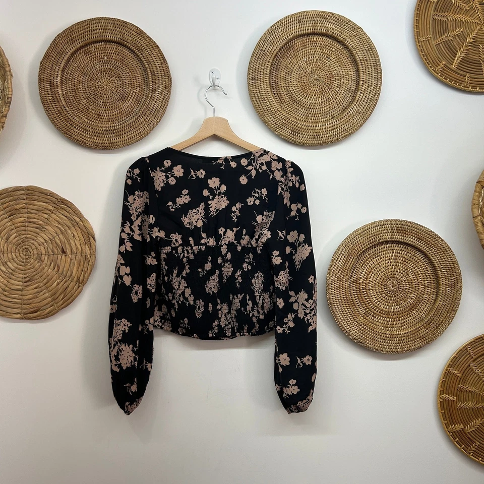 Top Abercrombie Negro Tostado Manga Larga Corbata Costura Manga Larga Pequeño Floral Foto 2 de 4