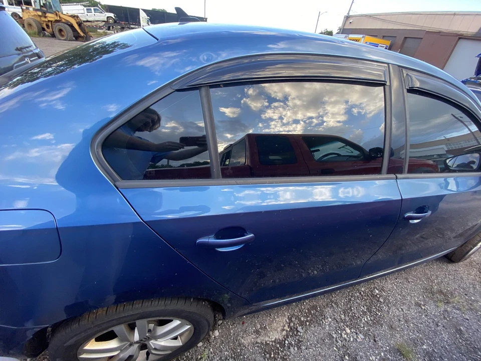 Used Rear Right Door Assembly Rear Side fits: 2015 Volkswagen Jetta Sdn electric - Изображение 2 из 4