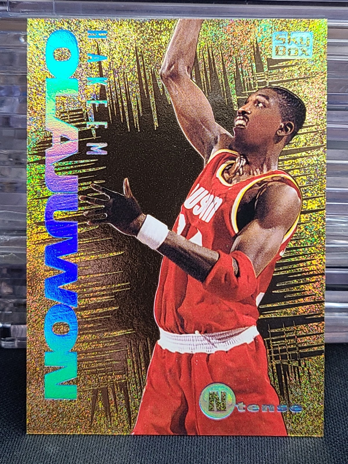 1995 Hakeem Olajuwon Skybox Emotion Ntense GOLD Holo HOF ROCKETS