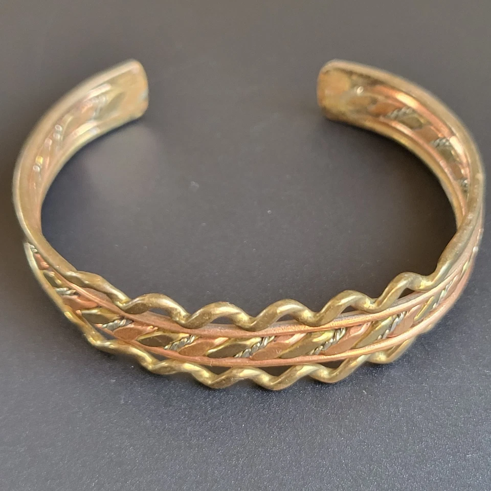 Bracelet Jonc Ouvert en Laiton et Cuivre avec Entrelas et Bords Ondulés Vintage  - Photo 3/4