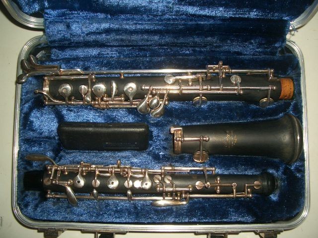 Lintone Student  Oboe with low Bb  in a case  serial #HP47438