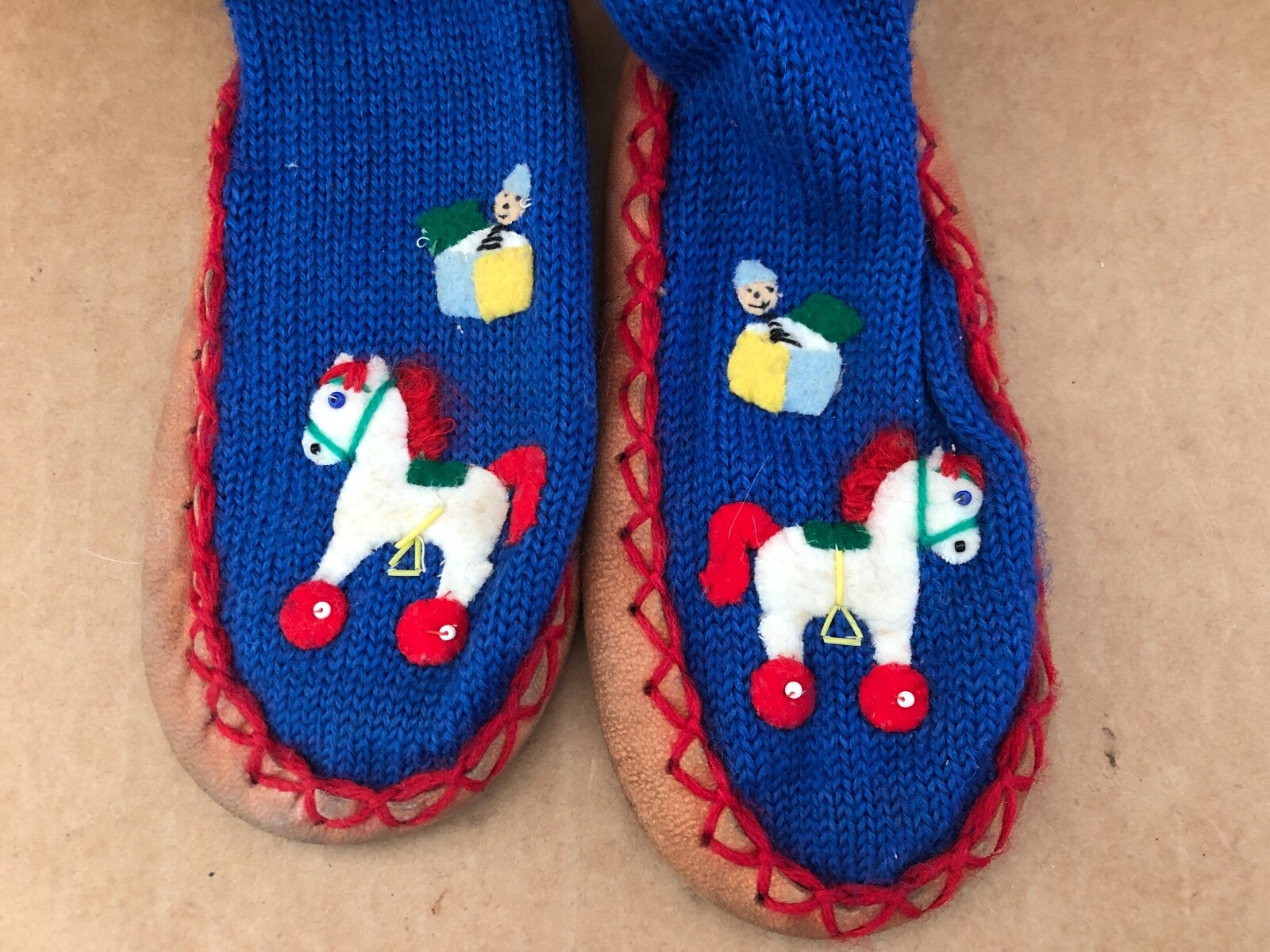 SAOLA PANTOFOLE VINTAGE BAMBINI all'uncinetto con suola in pelle RUOTE GIOCATTOLO CAVALLO Jack in Box