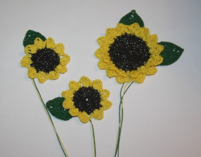 HANDGEMACHTE GEHÄKELTE SONNENBLUMENAPPLIKATION
