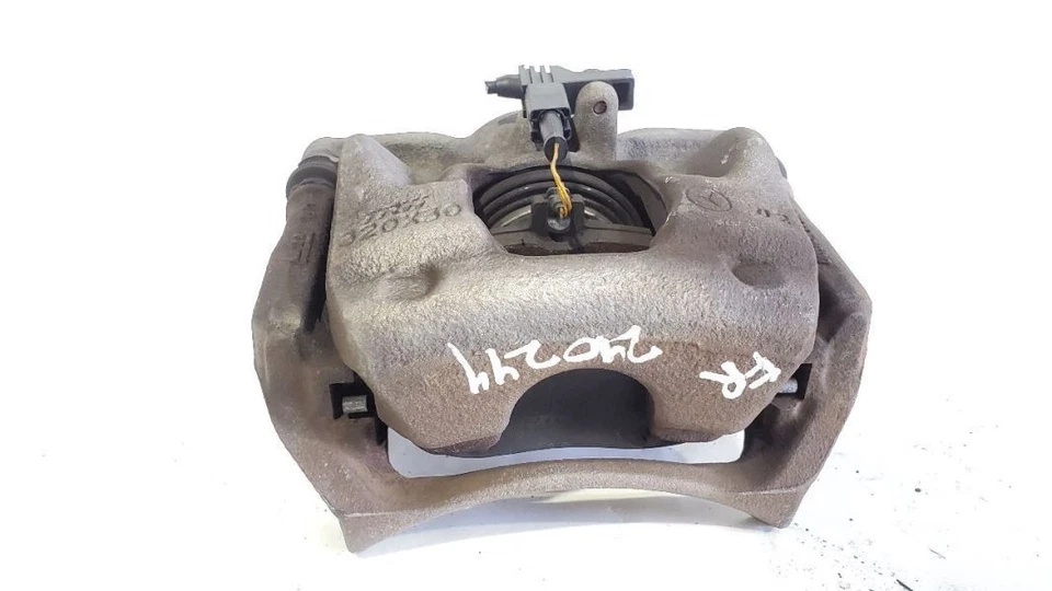 Pinza de freno delantera derecha Mercedes-Benz GLA250 2018 OEM Foto 2 de 4