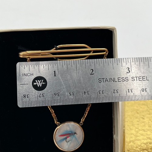 Señuelo de pesca con mosca rojo clip corbata vintage años 40 barra tono dorado hombre exterior retro MCM - Imagen 6 de 6