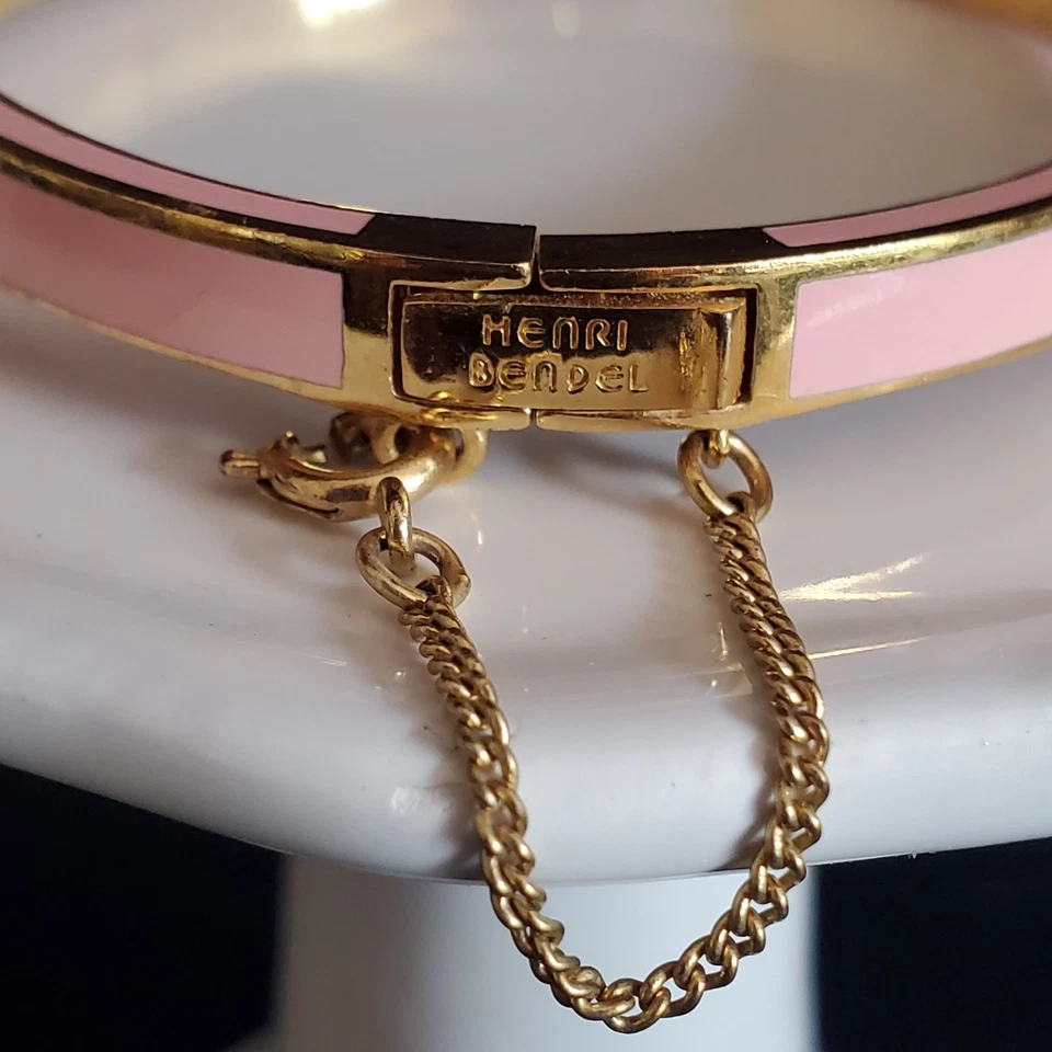 Icónico Brazalete Henri Bendel Bisagras Esmalte Rosa y Cristales Placa Dorada Cierre Fuerte Foto 2 de 4