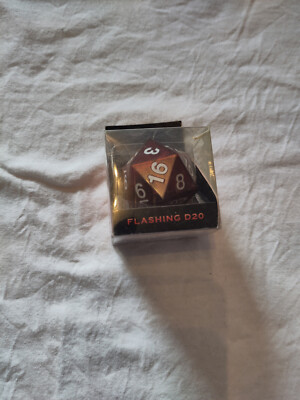 Flashing D20 rot transparent blinkt bei einer 20 von think geek