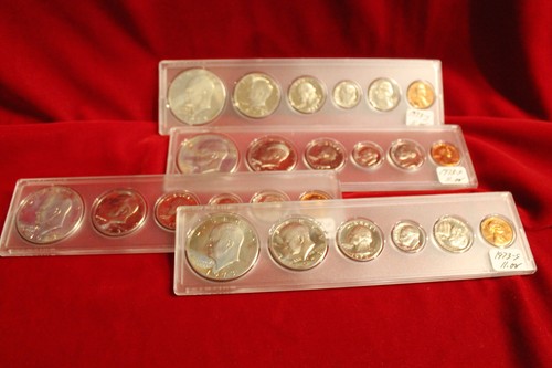 4- 1973-S, 6- SET A PROVA DI MONETE CUSTODITI IN PORTAMONETE WHITMAN, 24 MONETE PROOF - Foto 2 di 4