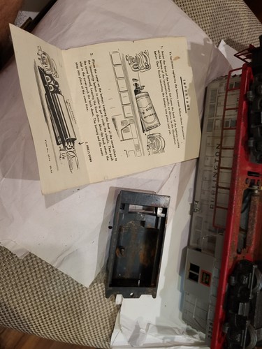 LIONEL 2328 BURLINGTON GP-7 DIESEL LOCOMOTIVE, 1955/1956 W/ Instructions - Picture 17 of 22
