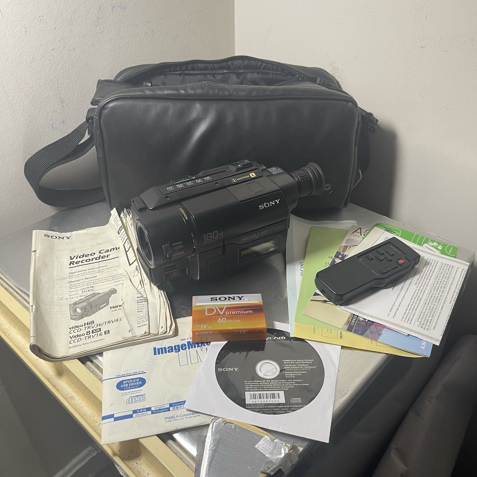 Sony CCD-TRV16 Video8 HandyCam with 180X Zoom Bundle - Tested & Working-image