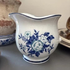 Oriental FTD planter in Beautiful Condition Vintage Blue and White 4"