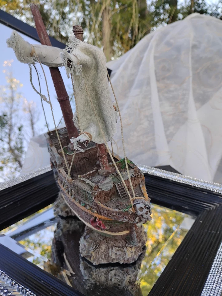 Aquarium Decor Sunken Pirate Ship Bubbler Aerator Used - Image 2 of 4