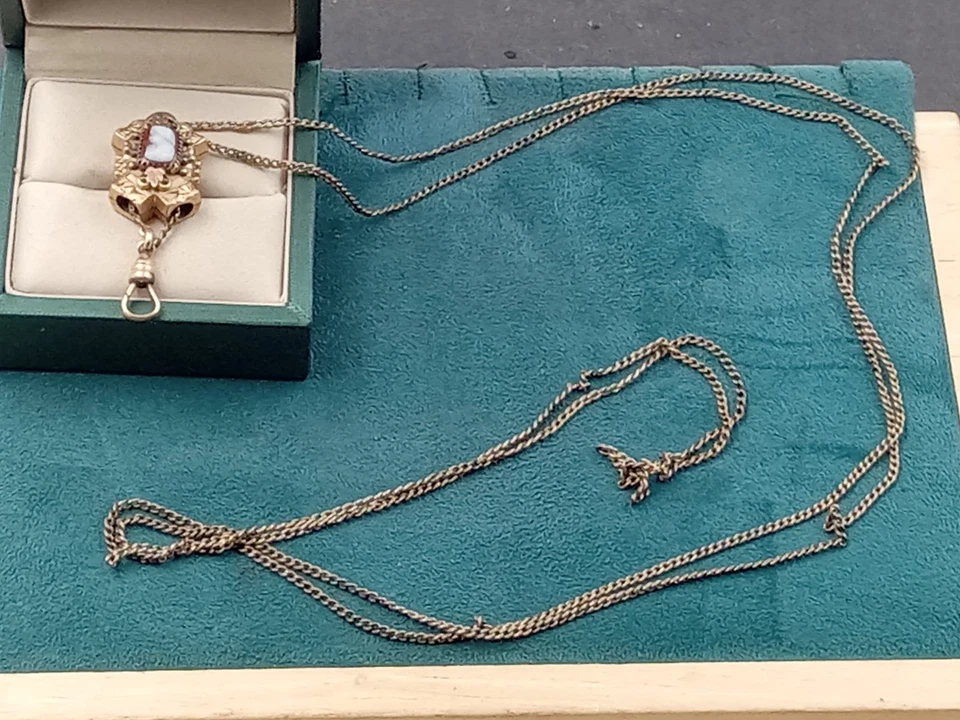 Cadena antigua tono dorado de 48" con camafeo blanco en gancho deslizable y llavero Sardonyx Foto 3 de 4