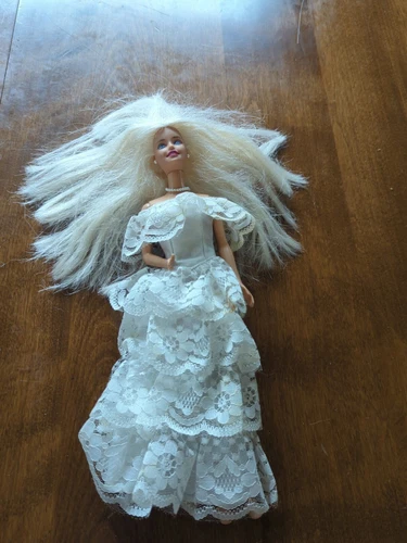Bride BARBIE DOLL 1998 Indonesia BLONDE HAIR BLUE EYES White BRIDE DRESS Jewelry