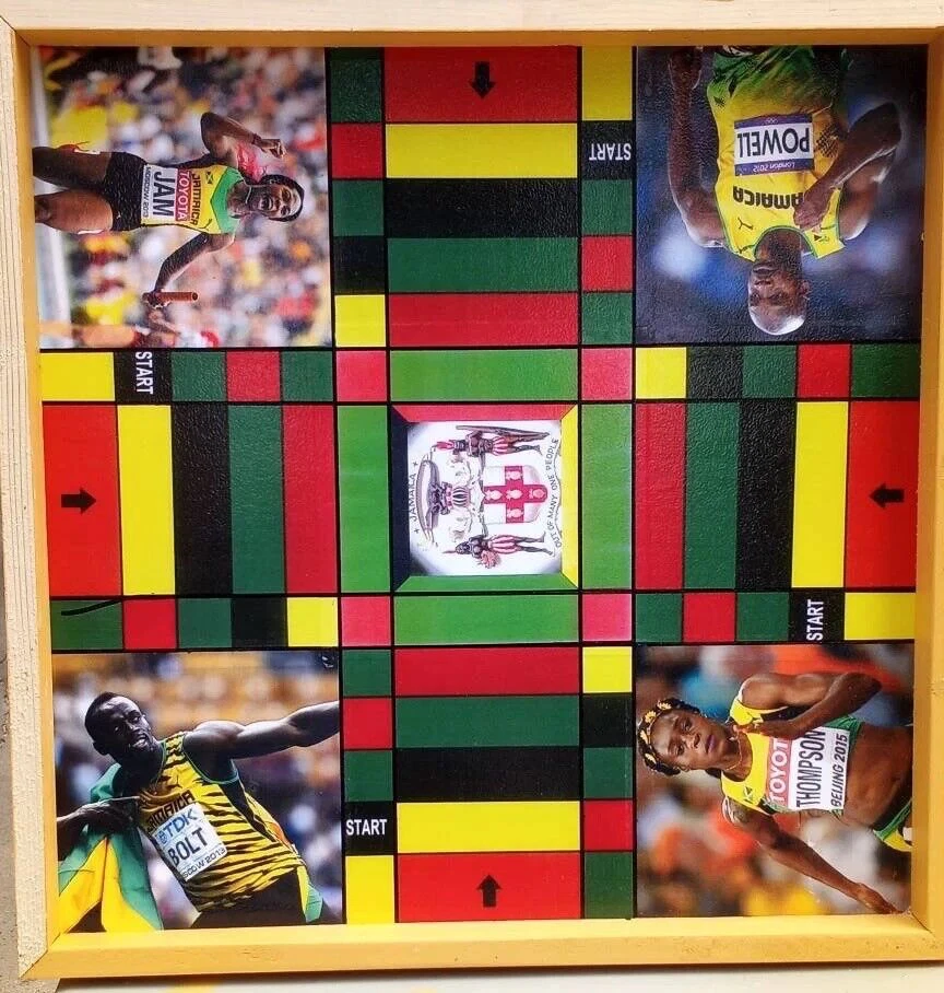 Escudo de armas jamaicano centrado y atletas Ludi Board acabado artesanal en resina Foto 3 de 4