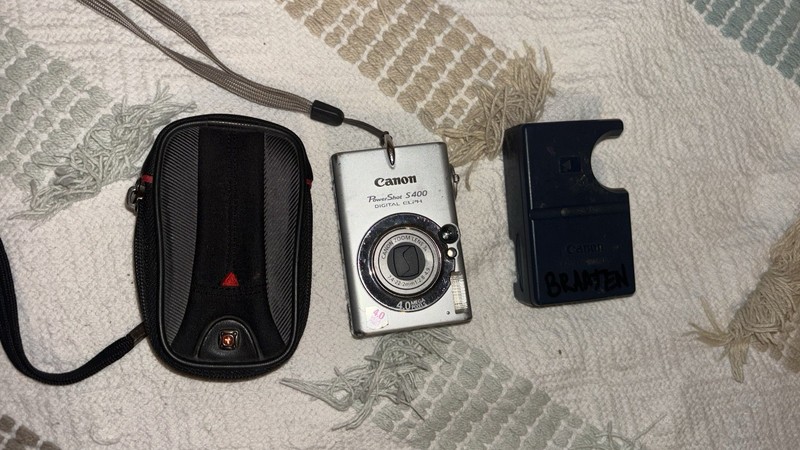 Canon PowerShot S400 Digital ELPH 4.0MP Silver Compact 3x Zoom w/ Case