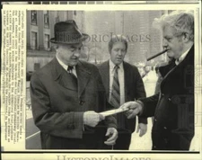 1974 Press Photo Process server hands subpoena to Maurice Stans at NY court