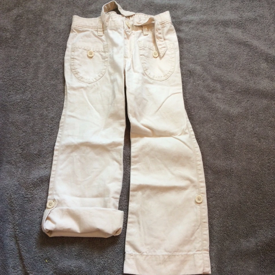 BabyGap Niñas Pantalones Capri Bronceados Botones con Camisa Cosida Blanca Conjunto Talla 3T Foto 4 de 4