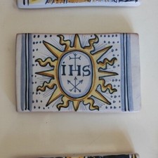 Mattone,Quadretto, figura Sacra IHS, San Donato in ceramica di castelli dipinto 