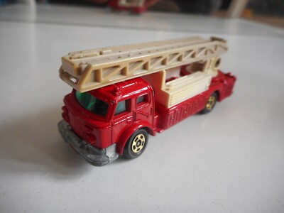 Tomica Ladder Chief Fire Truck in Red (Made in Japan)