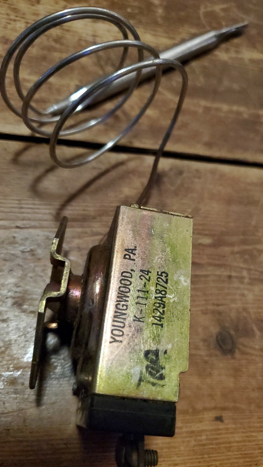 Toastmaster 1429A8725 Thermostat 425F Fixed Temperature Robertshaw EA3-161-24