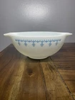 Vintage Pyrex 443 2.5 QT Ovenware Cinderella Bowl Snowflake Garland White w/Blue