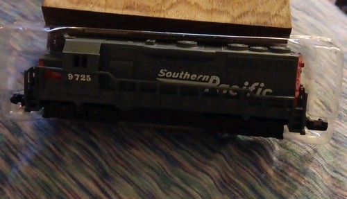 Southern Pacific Locomotive # 9725 Model Train - Open Box - Picture 2 of 10