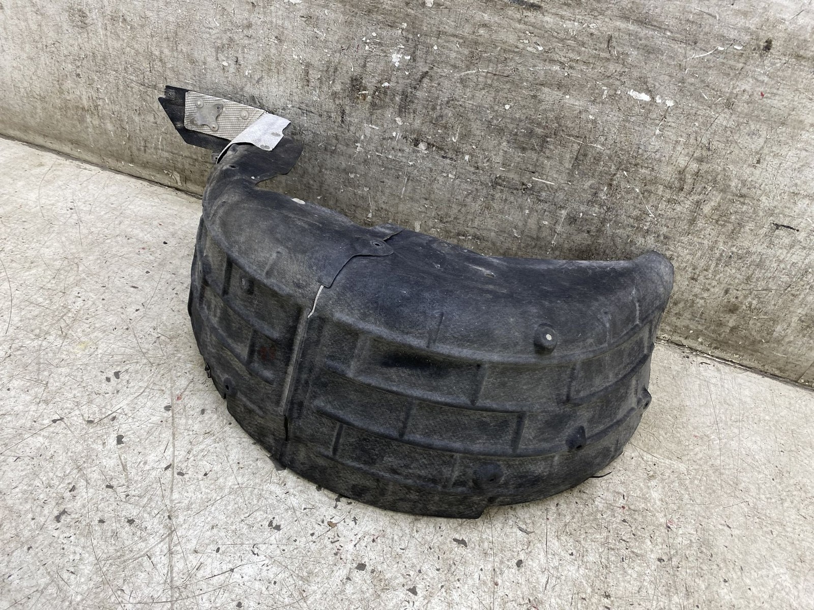 2020-2025 ASTON MARTIN DBX RIGHT REAR INNER FENDER LINER SPLASH SHIELD TRIM