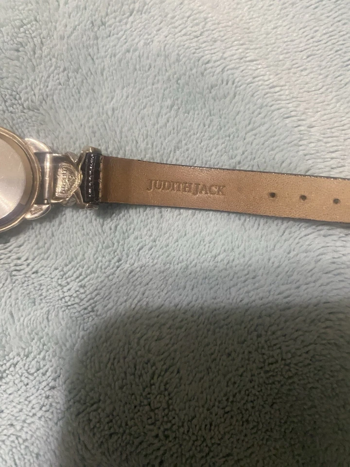 Reloj Judith Jack de plata esterlina marcasita para dama con correa de cuero negro Foto 3 de 4