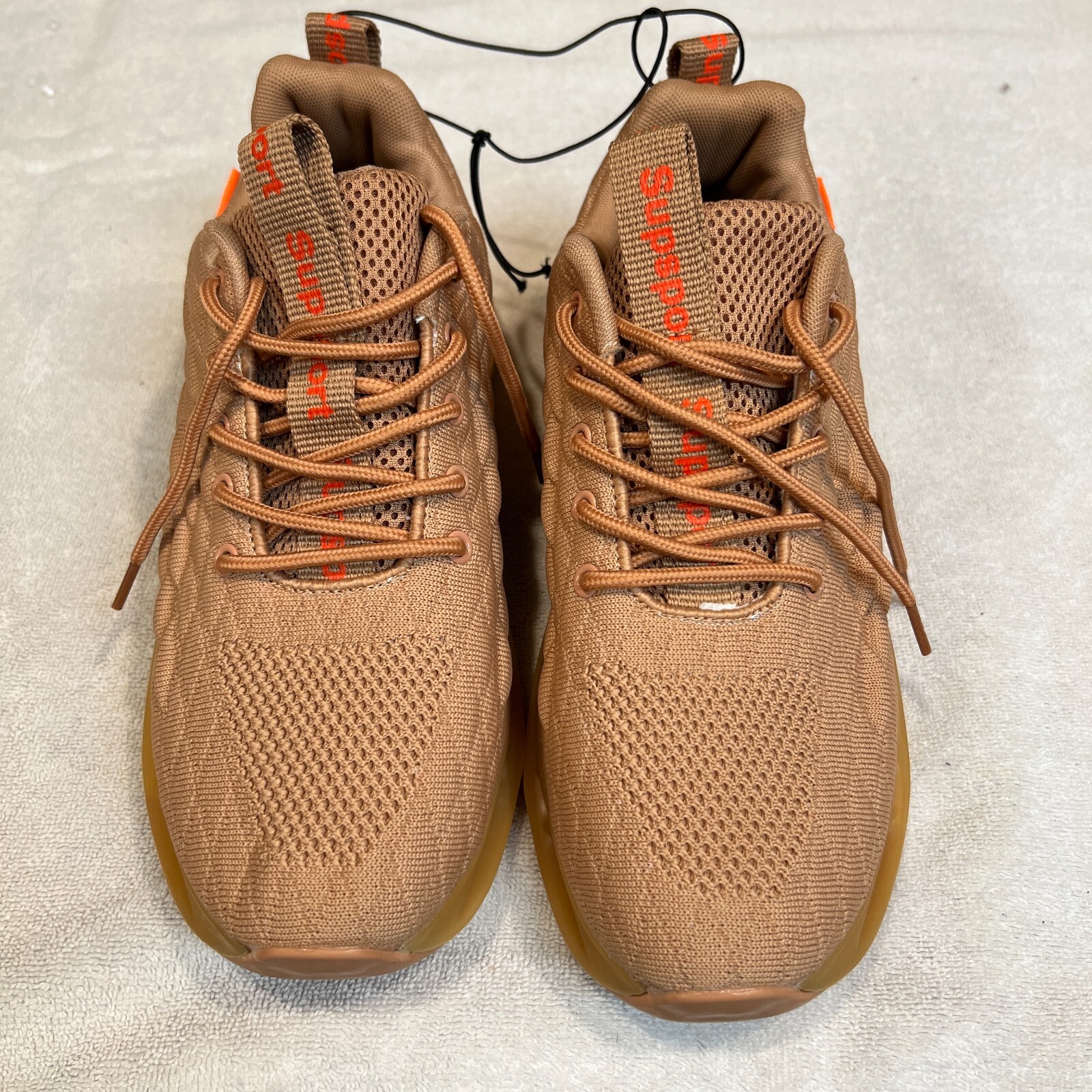 SAOLA Mens Beige Non slip Running Shoes NWOT Size 8 SupSport EU 42 Spiral Sole UNIQUE