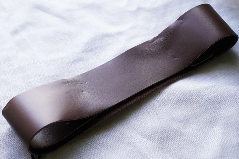 Rara correa de guitarra de cuero Gibson de los años 90 logotipo dorado marrón stock muerto de colección de Ja Foto 4 de 4