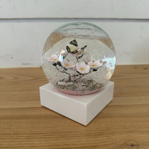 CoolSnowGlobes Schmetterling auf Ast Schneekugel Kirschblüten 4-7/8" hoch - Bild 9 von 13