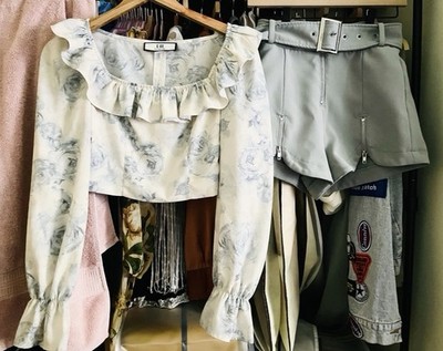 E GO EDITION LMIT Floral Ruffle Crop Top & Light Gray Belted Shorts Set