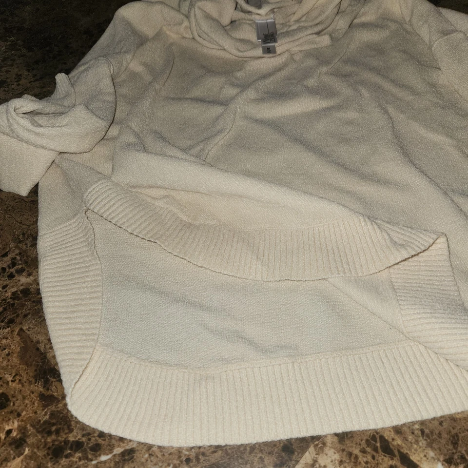 Marla Wynne Lounge Tejido Suave Beige Cuello Alto Mediano Foto 4 de 4