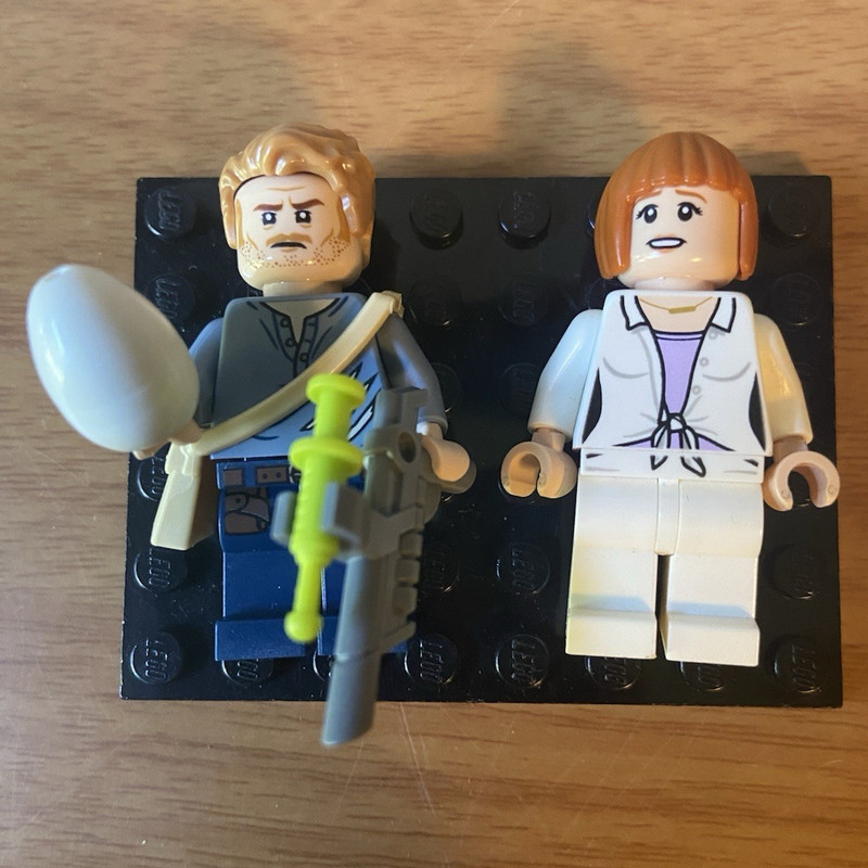 2 Lego minfigs Jurassic world with accessories rare ultra rare Lego cheap 
