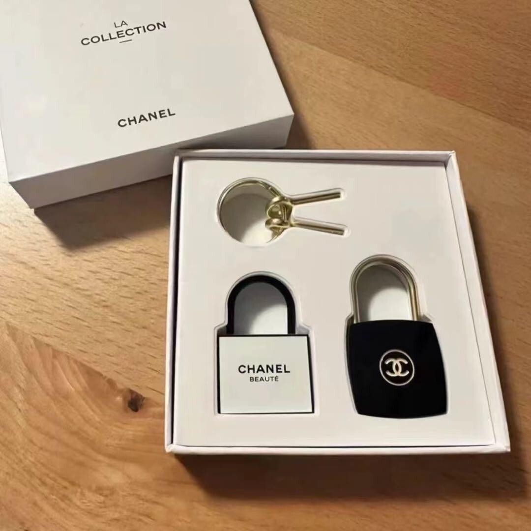 【新品】CHANEL ロック型キーホルダー ボックス付き Chanel Padlock Keychain Novelty La Collection Coco Mark