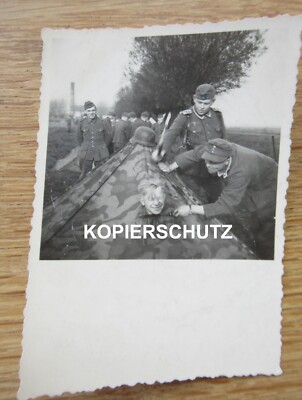Altes gestelltes Witz - Foto deutscher Soldat wir mit Bajonett bedroht Tarnzelt