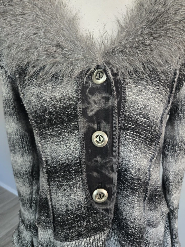 Suéter tejido arte contemporáneo con ribete de piel sintética Lola B manga acampanada abotonada talla L Foto 2 de 4