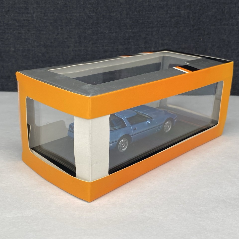 Chevrolet Corvette C4 Coupé 1984 – Bleu Clair Métal – 1/43 Premium X / Ixo – PRD591