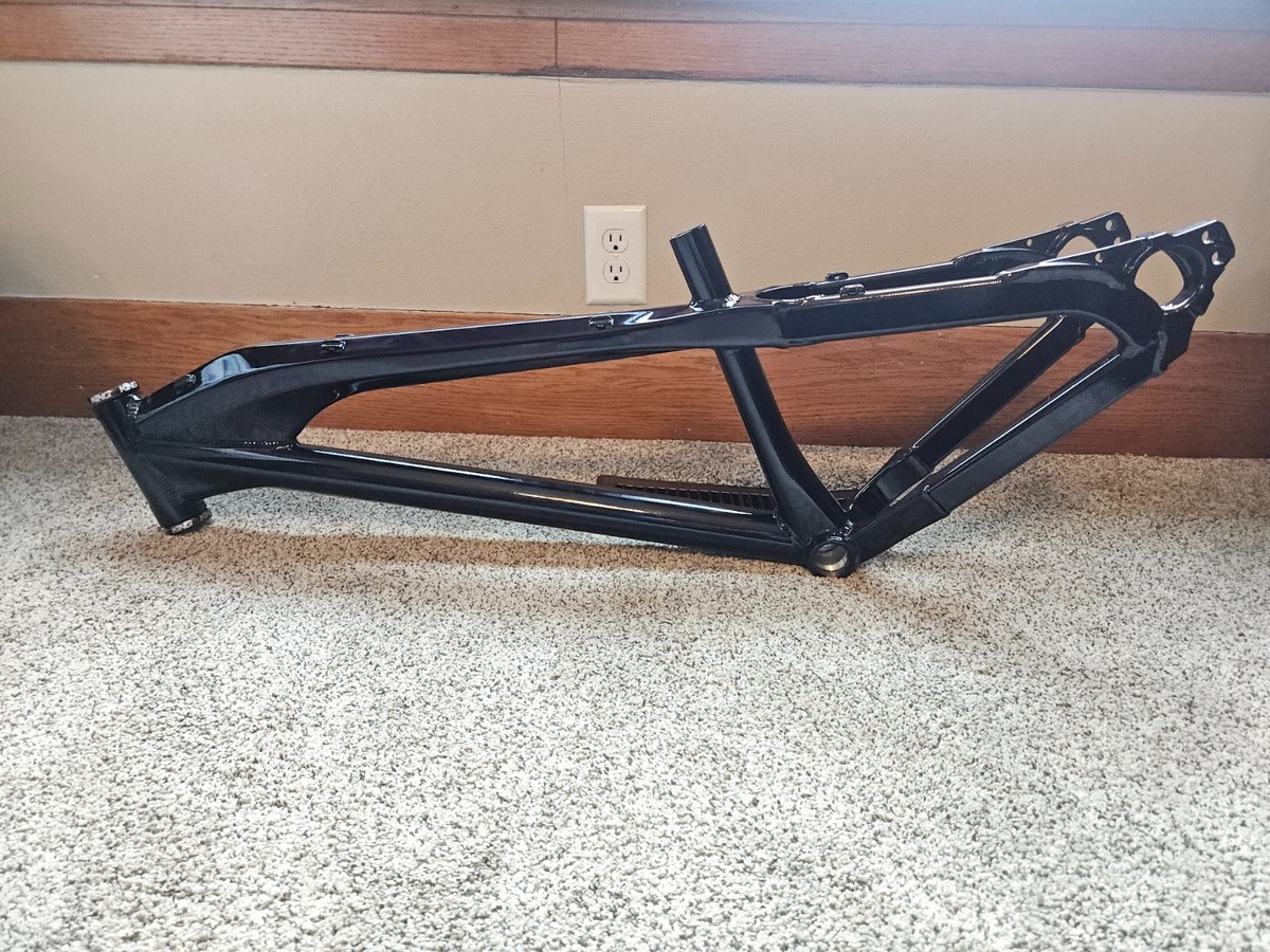 Santa Cruz Jackal 3 (2nd gen) frame *freshly painted* with misc