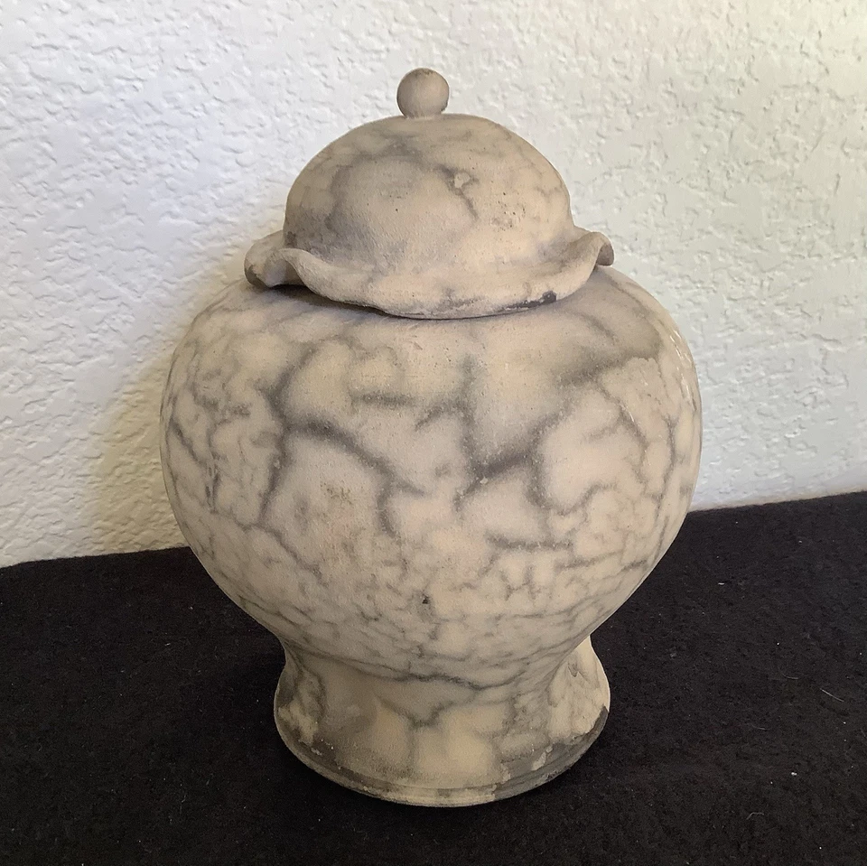 Jarrón/urna de cerámica con tapa Inaka Raku hecha a mano ahumada Foto 2 de 4